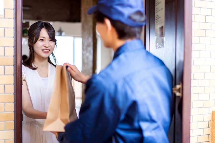 フードデリバリーを受け取る人のイメージ（画像：写真AC）