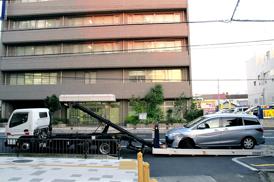 レッカー車に運ばれる車のイメージ(画像:写真AC)