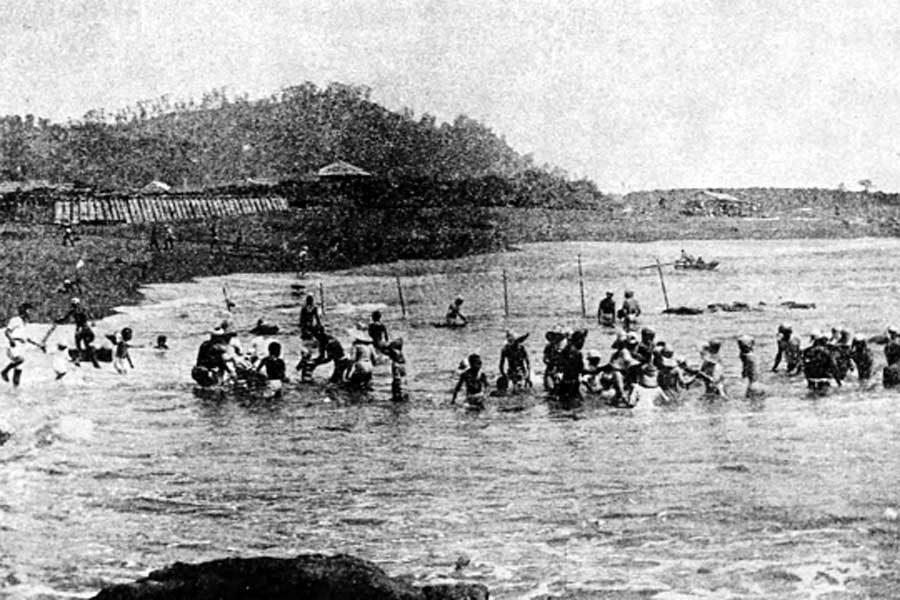 明治時代の大磯海水浴場。神奈川県淘綾郡大磯町（現在の中郡大磯町）。『日本之名勝』1900（明治33）年（画像：国立国会図書館）