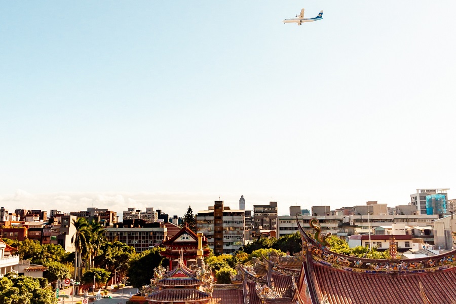 台湾の上空を飛ぶ飛行機のイメージ（画像：写真AC）