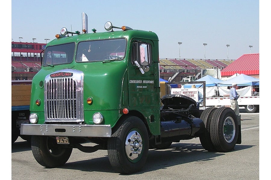 1942年型フレイトライナー。母体となった運送会社であるコンソリデーテッド・フレイトウェイズで使われていた最初期生産モデル。この時代、キャブオーバー型のトレーラートラクタは極めてレアだった（画像：矢吹明紀）