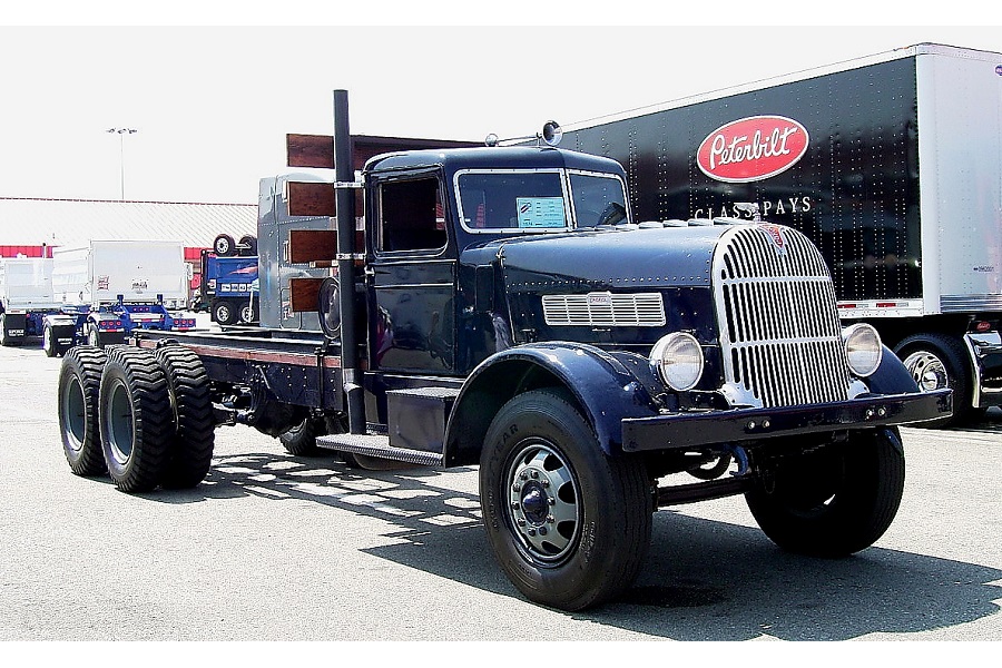 1938年型ファジール1038。ファジールとしては最終生産型に近いモデル。フロントグリル以外のボディ構造物は先に挙げたピータービルトの最初期モデルと同じである（画像：矢吹明紀）