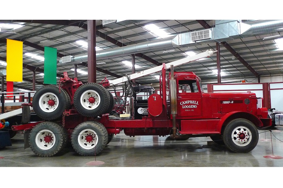 第2次世界大戦後に生産された1947年型ピータービルトの林業仕様トラック。シャシーの上に積載されているのは後部に連結するフルトレーラー。ピーターマンが望んだ仕様はまさにこれだった（画像：矢吹明紀）