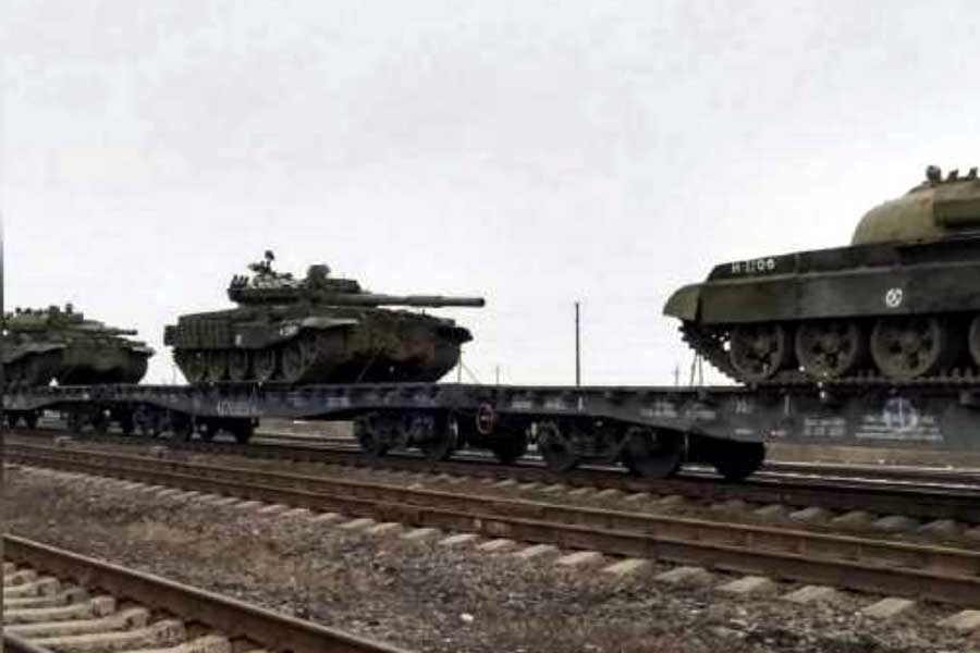 ウクライナ方面に向けたロシア軍戦車の移動とされる画像（画像：防衛省）