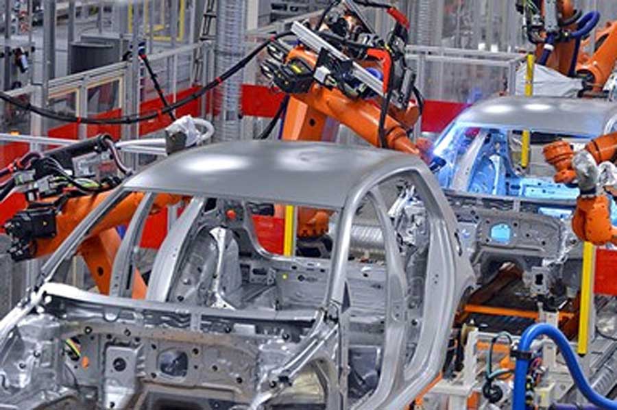 自動車メーカーの工場の製造ラインのイメージ（画像：インフォアジャパン）