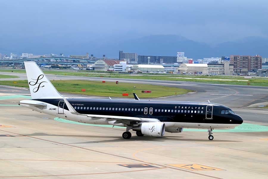 日本国内線で初のペット持ち込みサービスを実施する「スターフライヤー」の機体（画像：シカマアキ）