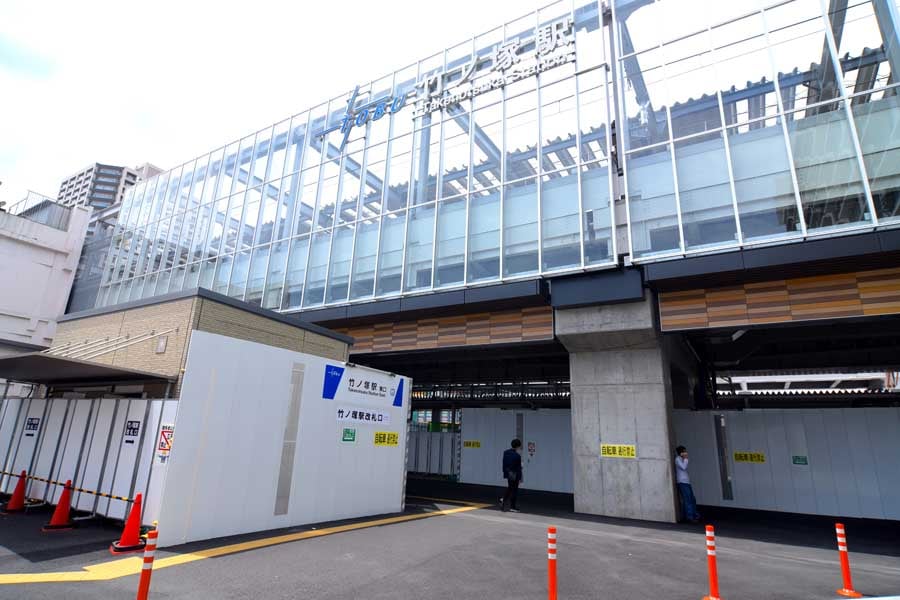 高架化直後の竹ノ塚駅。まだ、工事の仮囲いが残る（画像：小川裕夫）