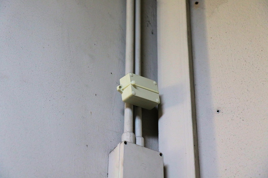 写真中央の白い箱が、ブルートゥース通信の位置情報を通信するためのビーコン（画像：橋爪智之）