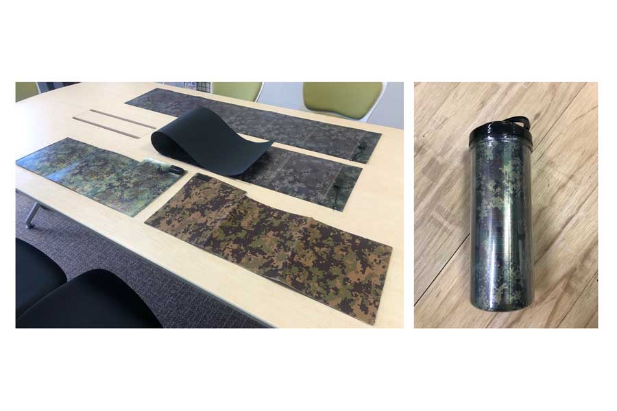 迷彩柄の加飾フィルム（左）を活用し、迷彩柄の太陽電池を製作。屋外や非常時にスマートフォンに直結して充電でき、ポータブル電源を充電できるようなアウトドアグッズ（右）を試験的に製作（画像：トヨタPR事務局）