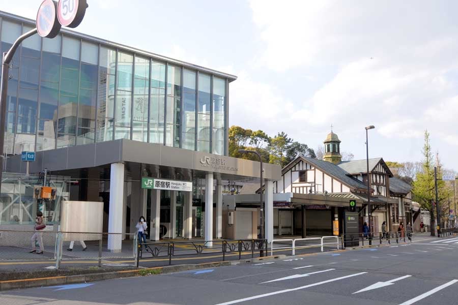 2020年に供用開始した原宿駅舎(左)と旧原宿駅舎(右)。現在、旧原宿駅舎は解体されている(画像:小川裕夫)