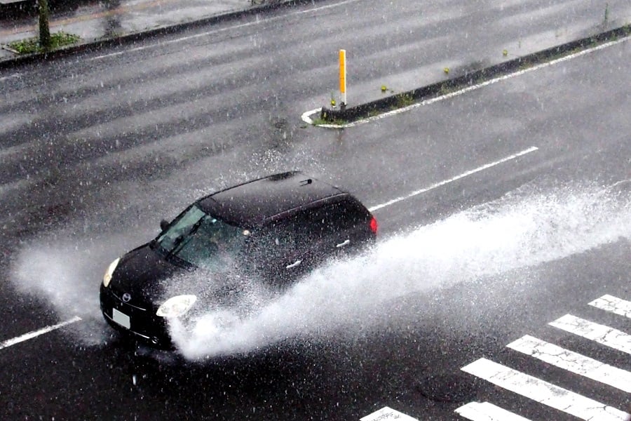 豪雨の中を走行する車のイメージ（画像：写真AC）
