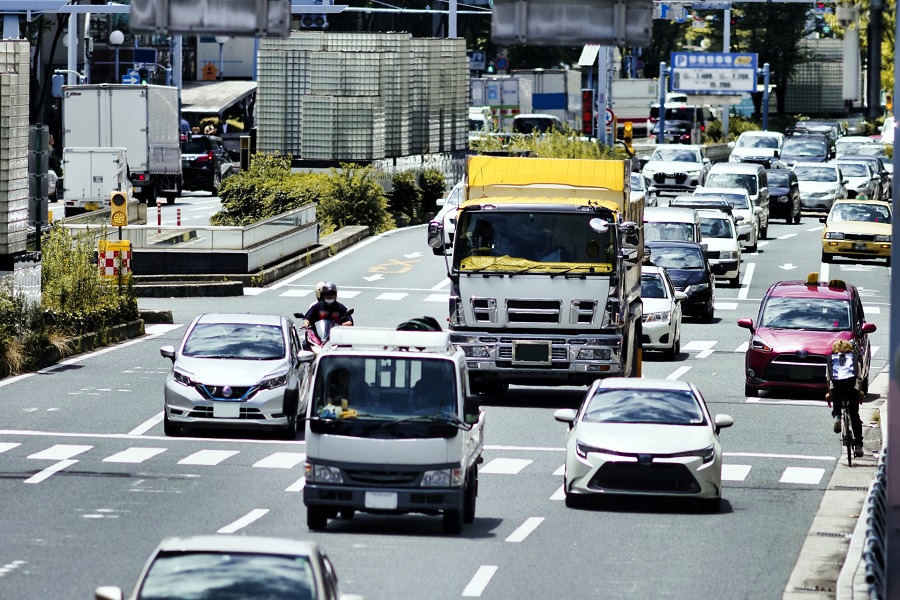 街を走るトラックやタクシーのイメージ（画像：写真AC）