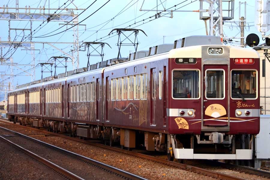 阪急電鉄が京都本線等で運行している観光特急「京とれいん」（画像：写真AC）