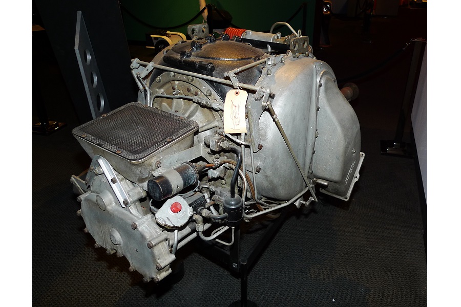クライスラー自社製のA-831エンジン。一段遠心コンプレッサータービン、一段軸流ジェネレータータービン、一段軸流フリーパワータービンという極めてシンプルな構成だった。エンジンの左右にある丸いハウジングの中には排気熱交換器が収められていた（画像：守山進）
