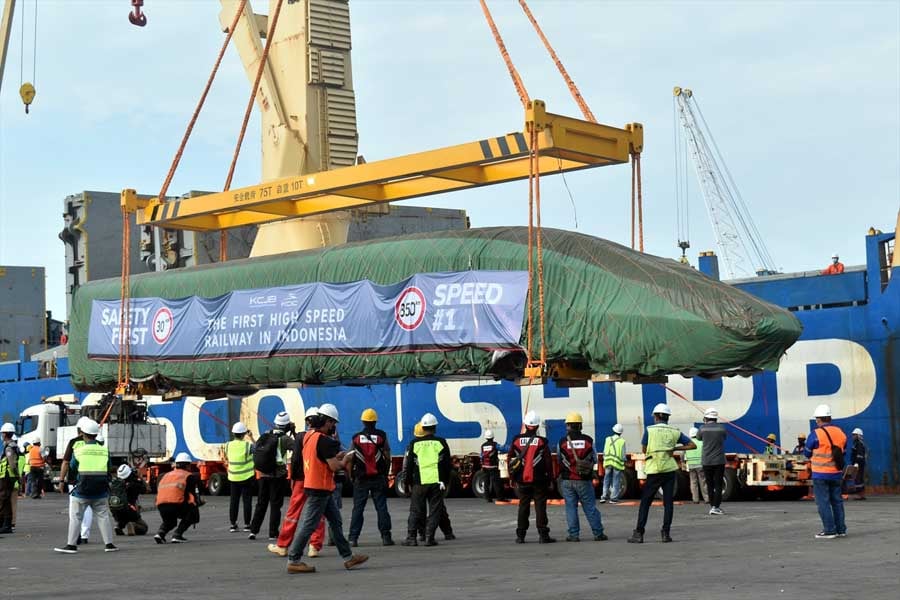 9月2日にインドネシアに陸揚げされた中国中車製の高速鉄道車両、CR400AF（画像：高木聡）