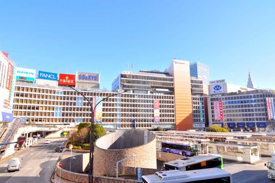 新宿駅西口のロータリーには、巨大な換気塔（写真中央）が設置されている。これが巨大な地下空間を実現させているが、地上の動線を阻害しないように配慮もされた（画像：小川裕夫）