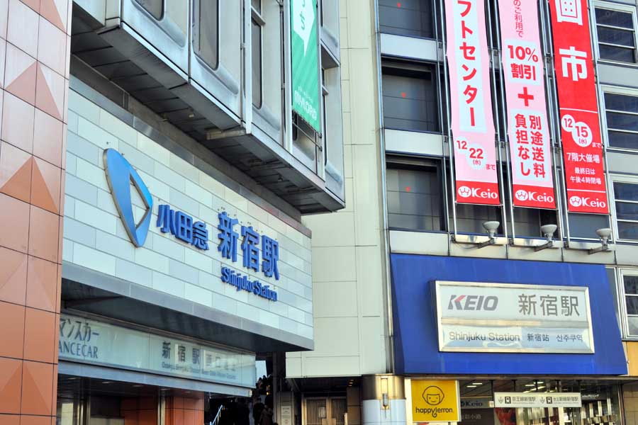 新宿駅西口の活気をけん引してきた小田急百貨店本館（左）と京王百貨店（右）（画像：小川裕夫）