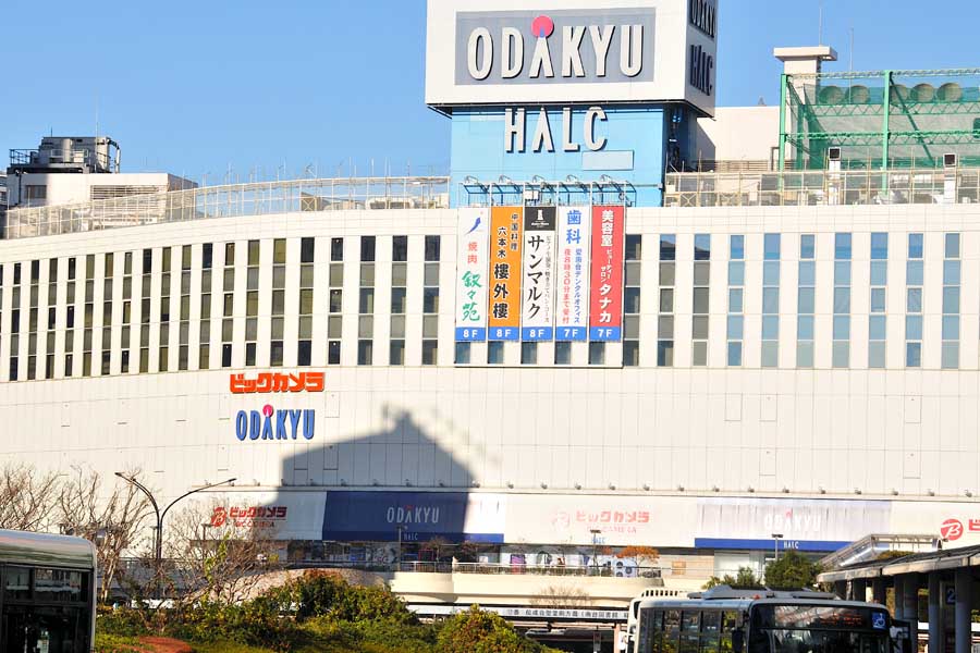 小田急百貨店本館に隣接しているハルクは改装工事を経て、本館と入れ替わるように営業を再開する（画像：小川裕夫）