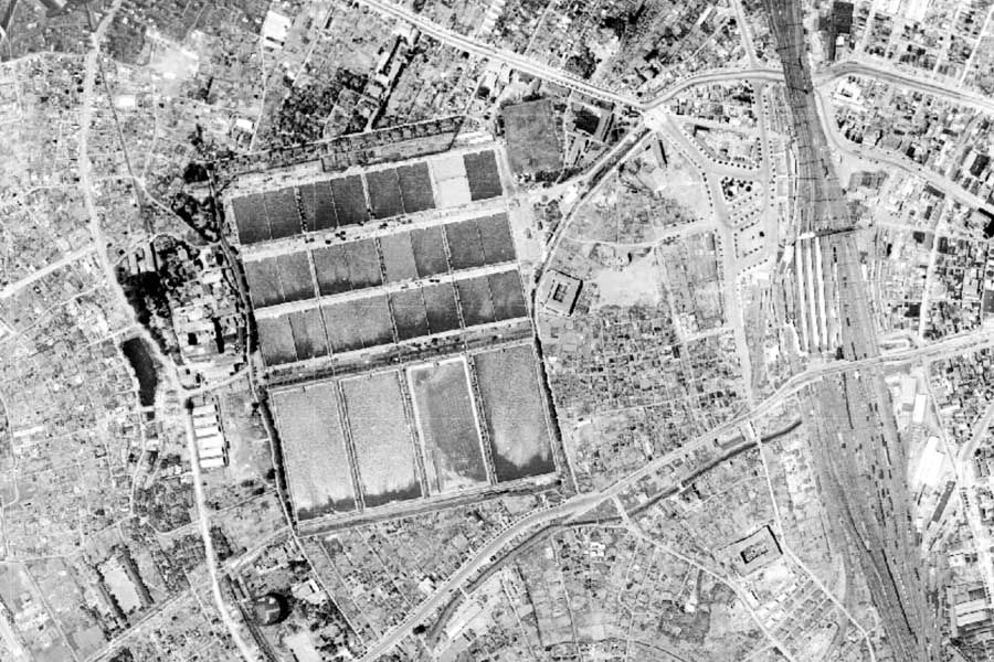 1947年頃の新宿駅西口の航空写真。淀橋浄水場が見える（画像：国土地理院）