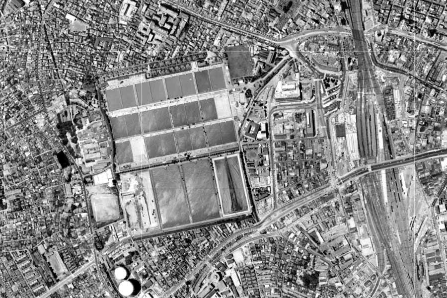 1963年頃の新宿駅西口の航空写真。淀橋浄水場が見える（画像：国土地理院）