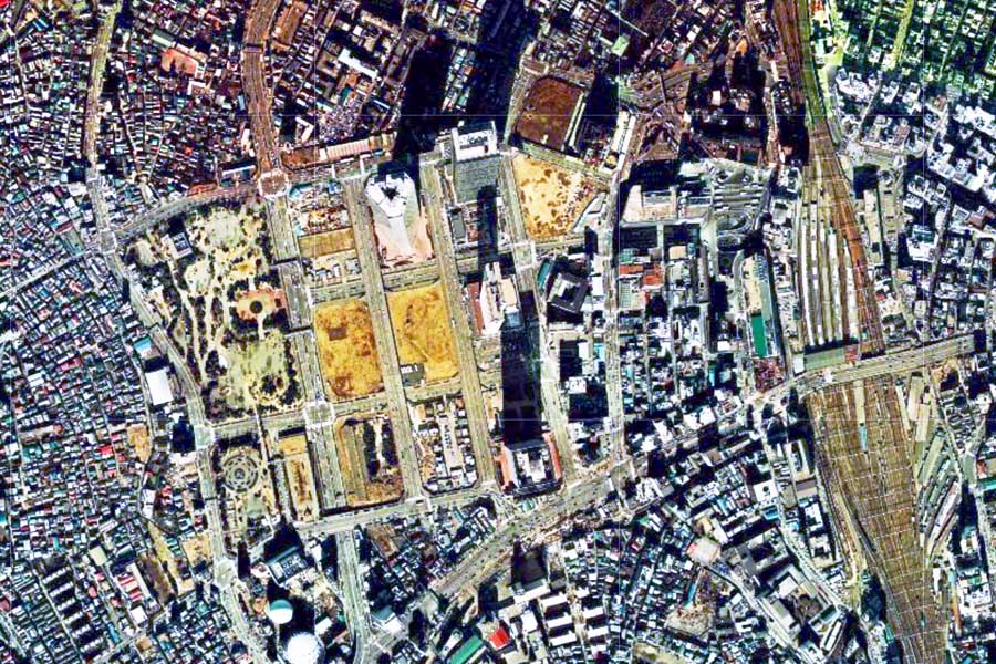 1975年頃の新宿駅西口の航空写真（画像：国土地理院）