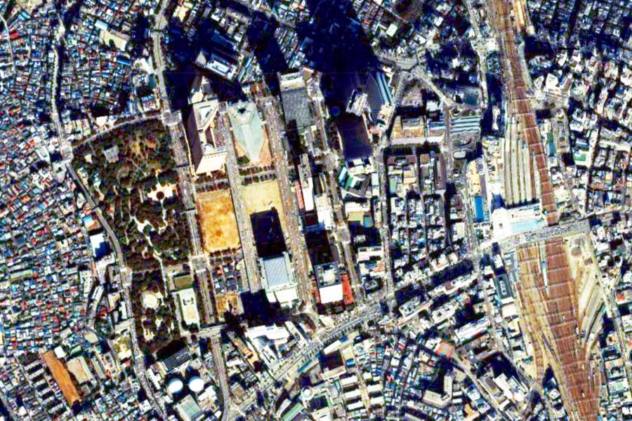 1985年頃の新宿駅西口の航空写真（画像：国土地理院）