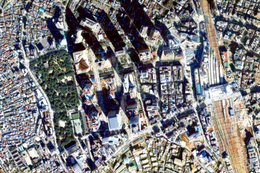 1990年頃の新宿駅西口の航空写真（画像：国土地理院）