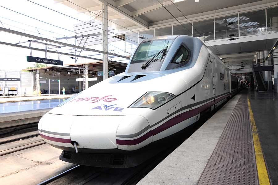 マドリードのアトーチャ駅に停車中のAVE（＝ Alta Velocidad Espanola）はスペイン版の新幹線ともいる高速列車（画像：小川裕夫）