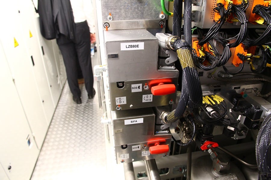 機関車の機関室内に設置された信号システム受信機。各国ごとに異なる信号装置を搭載するには限りがある。写真はドイツ鉄道102型機関車、信号装置は同国LZB80（画像：橋爪智之）