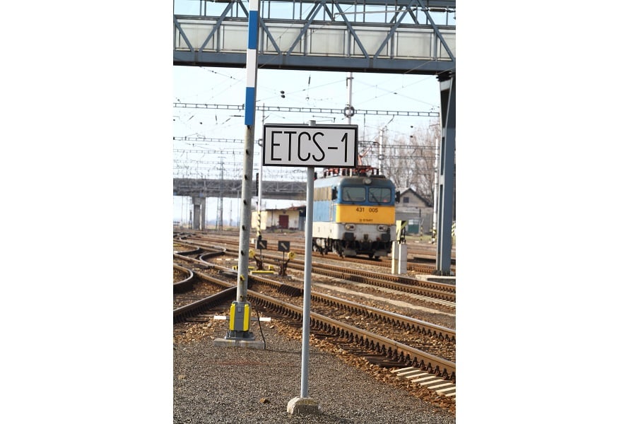 線路脇に立てられたETCS信号区間を示す標識（画像：橋爪智之）