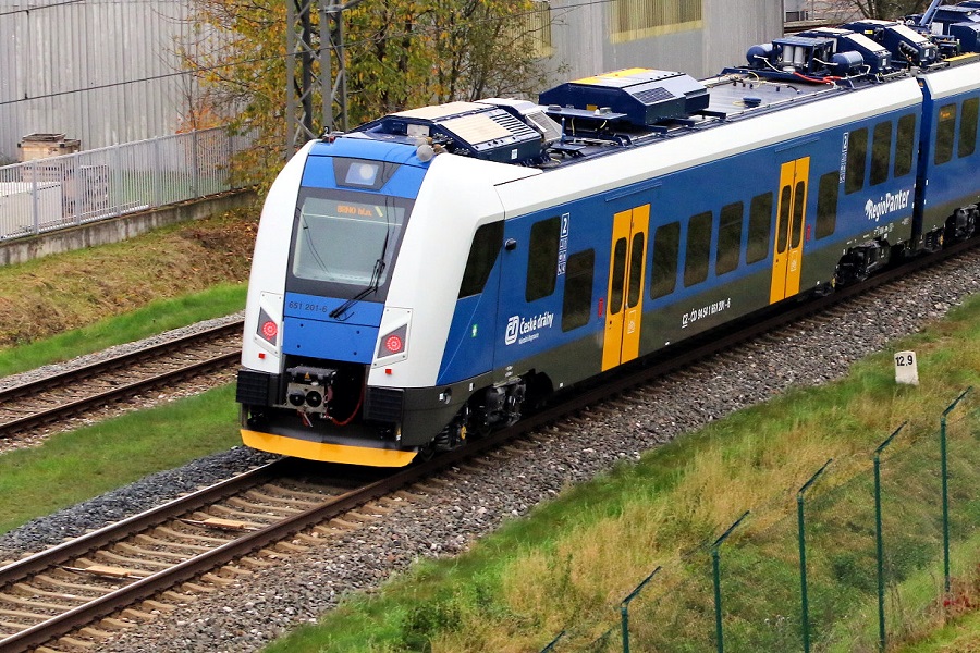 ETCSとセットで使用されるユーロバリス（線路間に設置された長方形状のプレート）。列車の正確な位置を把握するためのビーコンとしての役割を果たす（画像：橋爪智之）