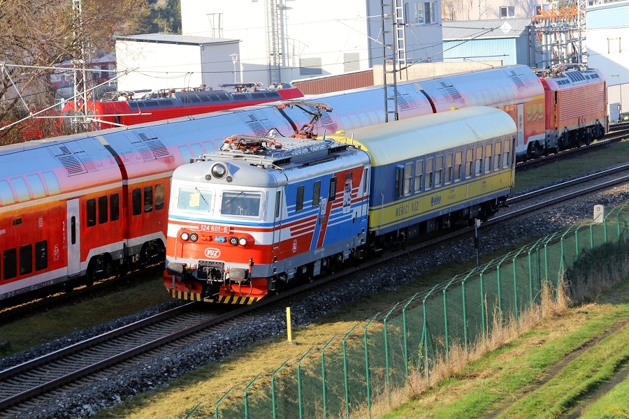 チェコのヴェリム試験センターでETCSの走行試験を行う試験車両（画像：橋爪智之）