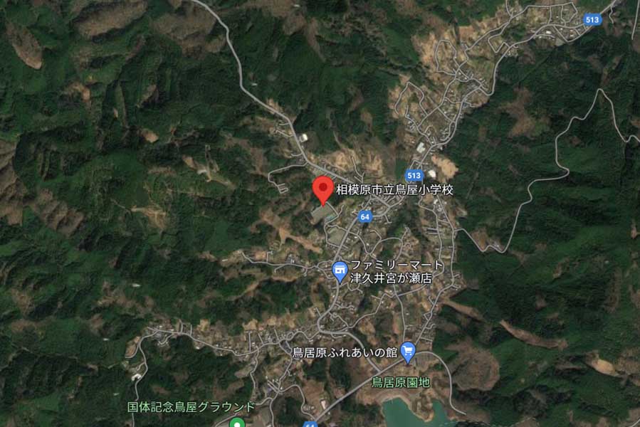 「関東車両基地」の建設予定地に隣接する鳥屋小学校の位置（画像：(C)Google）