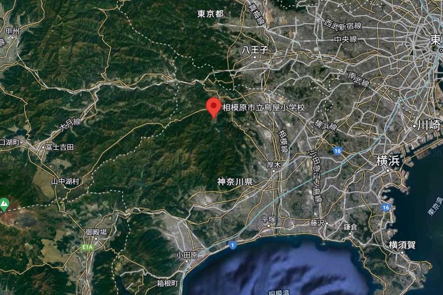 「関東車両基地」の建設予定地に隣接する鳥屋小学校の位置（画像：(C)Google）