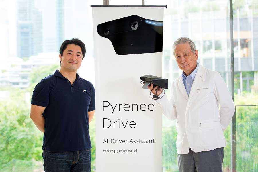 Pyrenee Driveを手にした出井氏と三野氏（画像：Pyrenee）