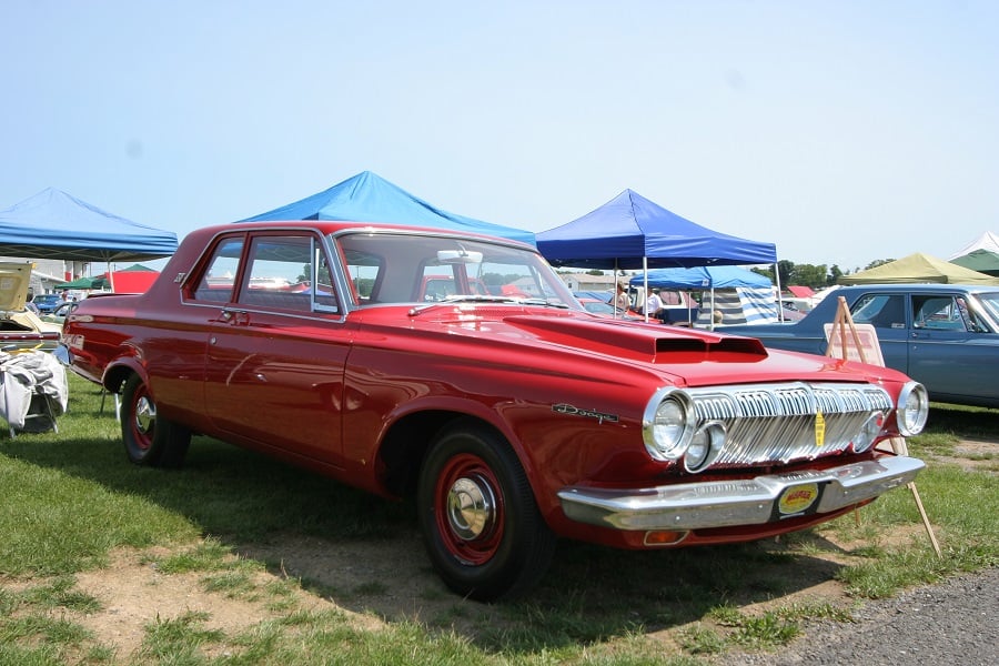 1963年型ダッジ330マックスウェッジラムチャージャー。このルックスからは、ボンネットの中に収っているのが425hpのレース用エンジンだとは誰も思わないだろう。主要なボディパーツやバンパーはアルミ製である。レースカーにならずにノーマルのまま残っている個体は希少（画像：守山進）