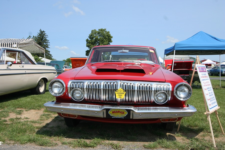 1963年型ダッジ330マックスウェッジラムチャージャー。このルックスからは、ボンネットの中に収っているのが425hpのレース用エンジンだとは誰も思わないだろう。主要なボディパーツやバンパーはアルミ製である。レースカーにならずにノーマルのまま残っている個体は希少（画像：守山進）