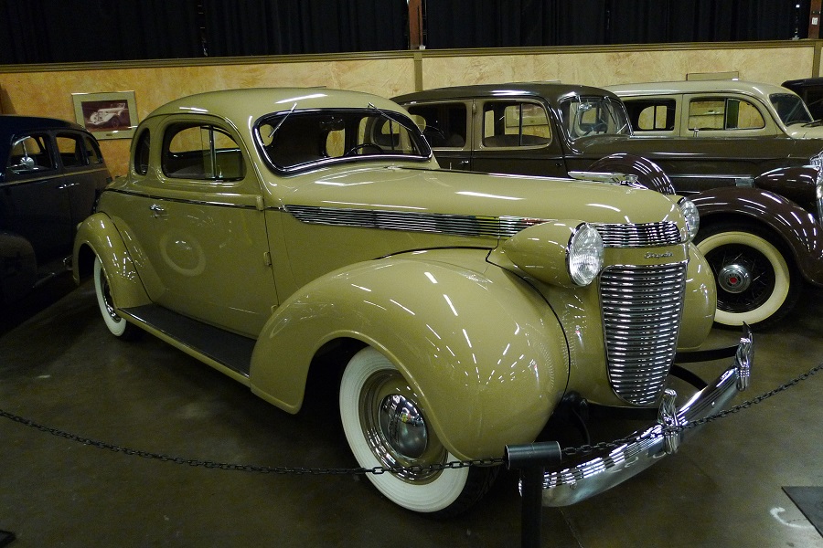 1937年型クライスラー・エアストリーム・ビジネスクーペ。エアフローと併売されていたモデルでありデザイン的には先進では無かったが、一般にはこちらの方が支持されたと言われている（画像：矢吹明紀）