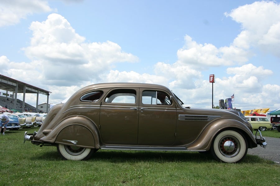 1936年型クライスラー・CUエアフロー。滑らかなボディラインと埋め込まれたヘッドライトとトランクルームが先進的なデザインだった（画像：矢吹明紀）