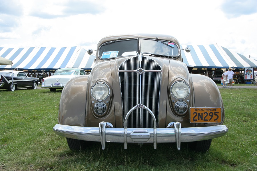 1936年型クライスラー・CUエアフロー。滑らかなボディラインと埋め込まれたヘッドライトとトランクルームが先進的なデザインだった（画像：矢吹明紀）