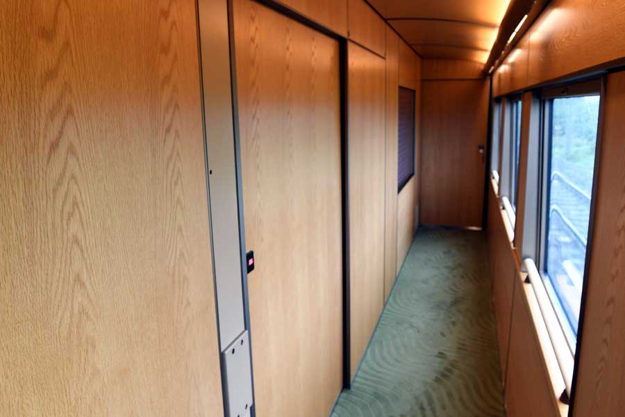 3号車には政府要人が乗車する個室も備わるが、一般には販売されない。この部分はじゅうたんのグレードも高い（画像：堀内重人）