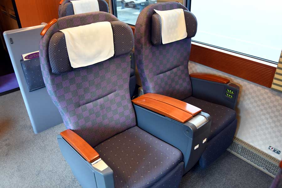 全座席が電動式のリクライニングシート（画像：堀内重人）