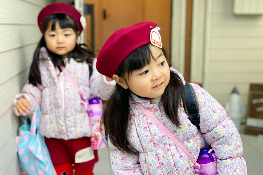 通園バスを待つ子どものイメージ（画像：写真AC）