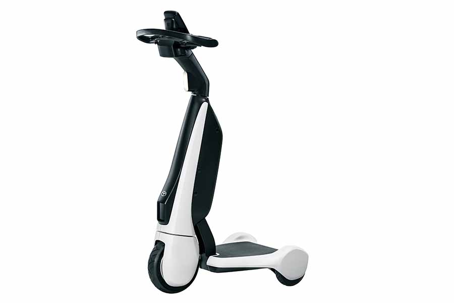トヨタの立ち乗り電動三輪車「C+walk T」（画像：トヨタ）。