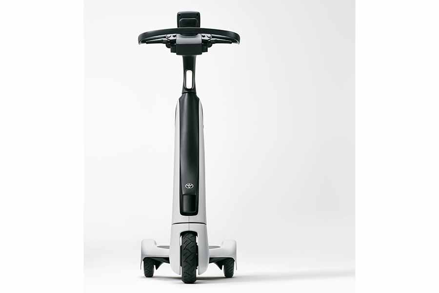 トヨタの立ち乗り電動三輪車「C+walk T」（画像：トヨタ）。