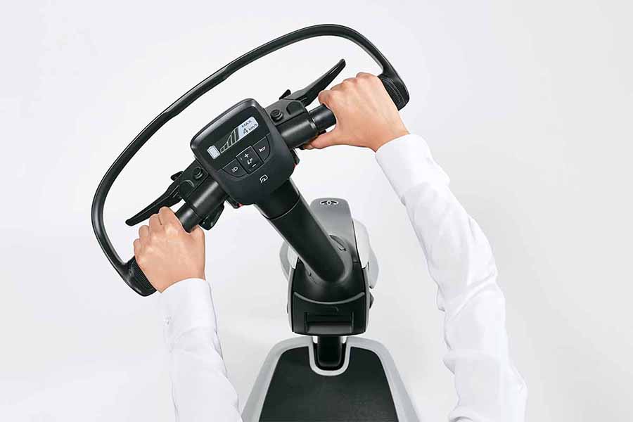 トヨタの立ち乗り電動三輪車「C+walk T」（画像：トヨタ）。