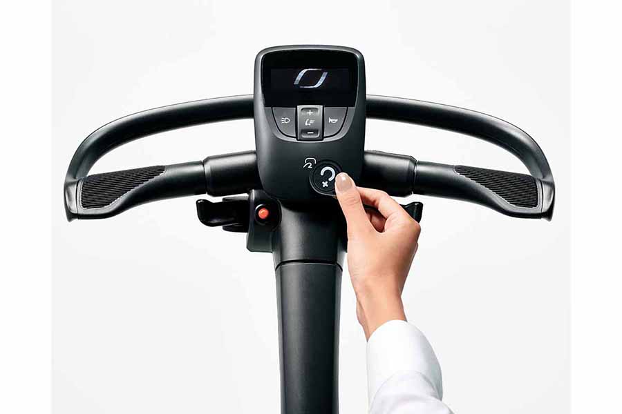 トヨタの立ち乗り電動三輪車「C+walk T」（画像：トヨタ）。