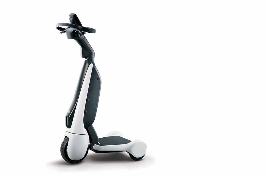 トヨタの立ち乗り電動三輪車「C+walk T」（画像：トヨタ）。