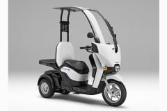 バッテリーパックの共用可 EV三輪スクーター「ジャイロキャノピーe:」発売 