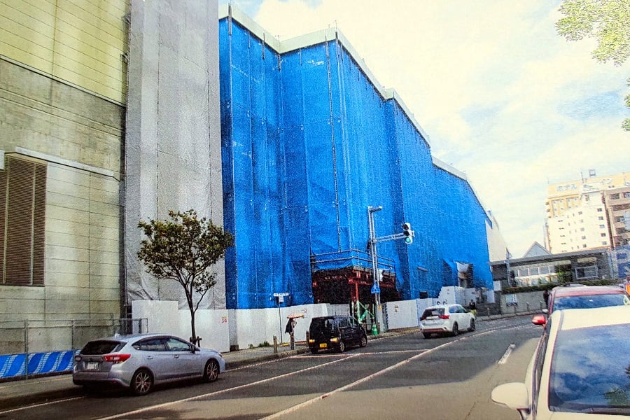 改修工事で覆われた札幌駅北口壁面（画像：合田一道）